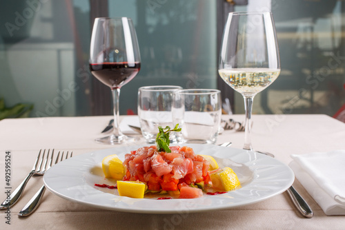 Foto Tartare di ricciola e tonno rosso servita come antipasto in un ristorante elegan