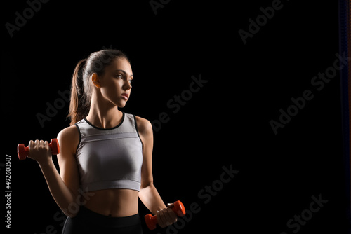 Sporty young woman with dum...
