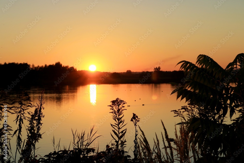 Zachód słońca nad jeziorem - obrazy, fototapety, plakaty 