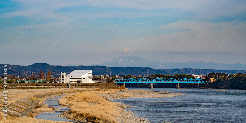 中山道太田宿の木曽川堤防から見る太田の渡し方面と恵那山の見える風景