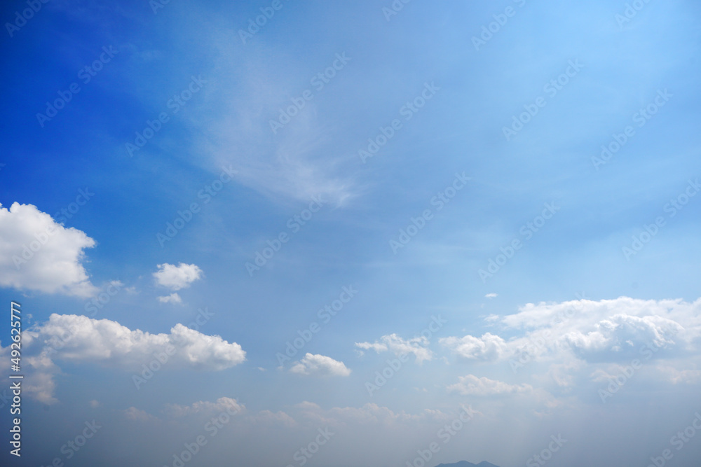 Fototapeta premium bright blue sky with white cumulus clouds.
