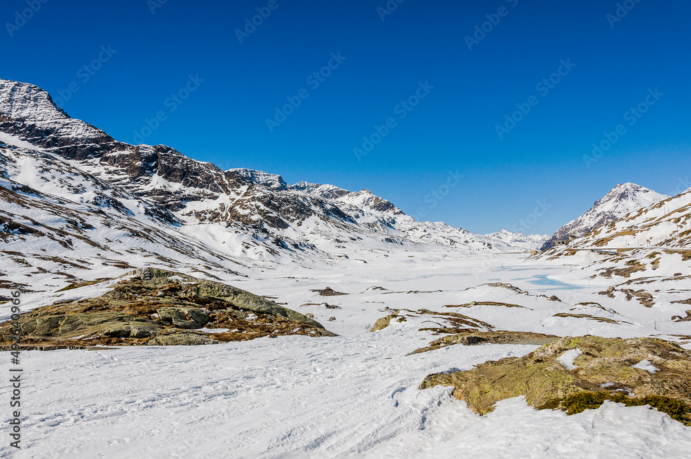 Bernina, Lago Bianco, Alpen, Graubünden, Winter, Schneedecke, Berninaexpress, Berninapass, Zugfahrt, Wintersport, Eis, Stausee, Schweiz