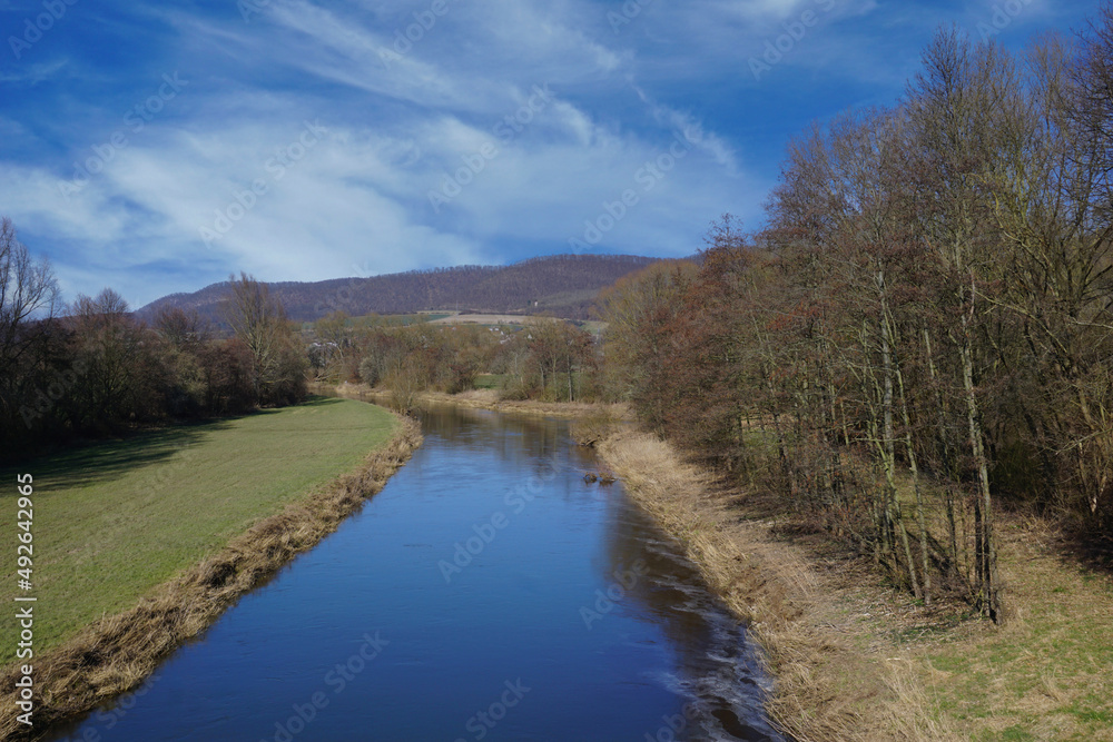 Blick von einer Brücke auf den Fluss Leine in Alfeld in Niedersachsen