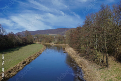 Blick von einer Br  cke auf den Fluss Leine in Alfeld in Niedersachsen