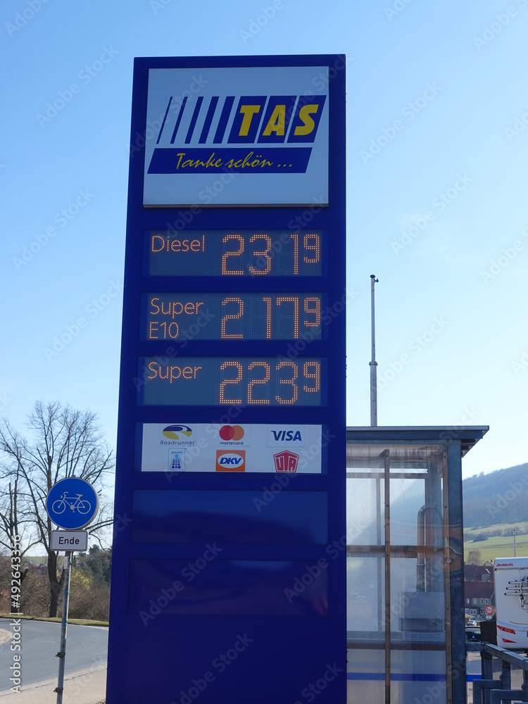 Anzeigetafel an einer TAS Tankstelle mit den sehr hohen Spritpreisen in