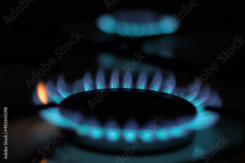 Guerre en Ukraine, hausse du prix du gaz, plaque a gaz en train de brûler