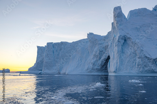 grandes bloques de hielo flotando sobre el mar, icebergs en el polo norte.