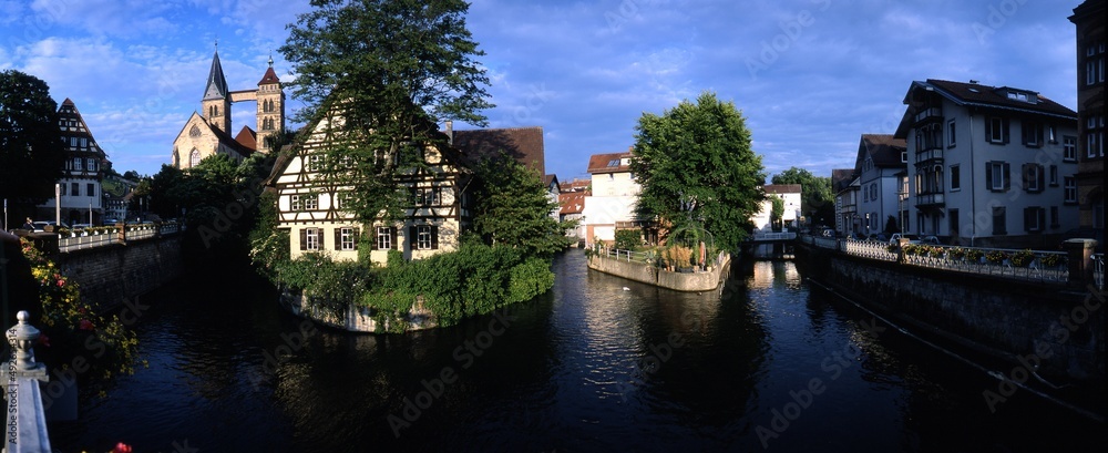 Naklejka premium Esslingen, Blick aus der Innenstadt auf den Neckar