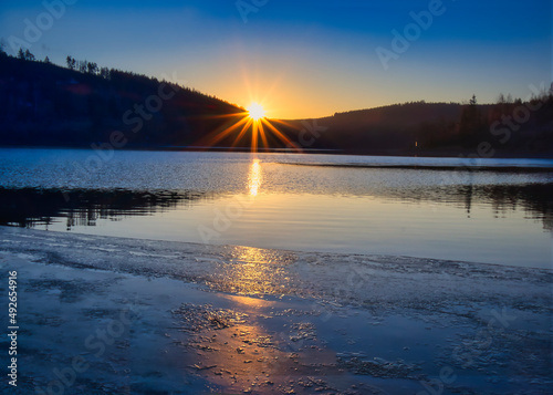 Sonnenaufgang am Th  ringer Meer  Bleilochtalsperre  Saale  Saalburg