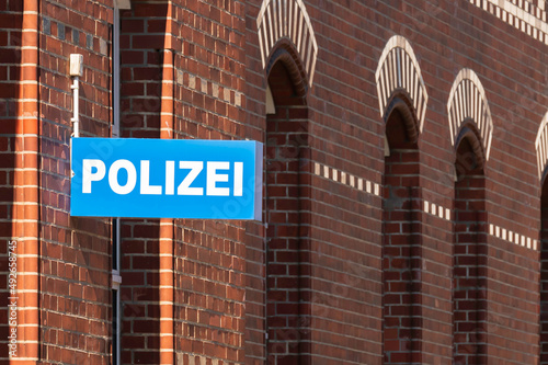 Obraz na płótnie Altes Backsteingebäude mit einem Schild mit der Aufschrift Polizei w salonie