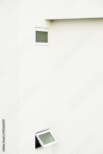 Ventanas sobre una pared blanca de un edificio.