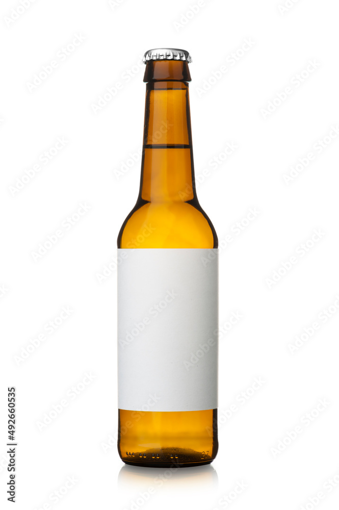 Garrafas de cerveja isoladas em fundo branco Garrafas de cerveja isoladas em fundo branco