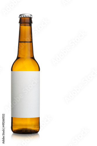 Garrafas de cerveja isoladas em fundo branco