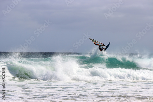 Windsurfer bei heftigem Wind und starken Wellen