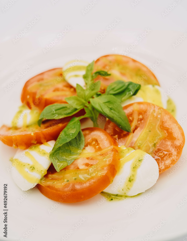 Ensalada caprese con tomate, mozarella y albahaca
