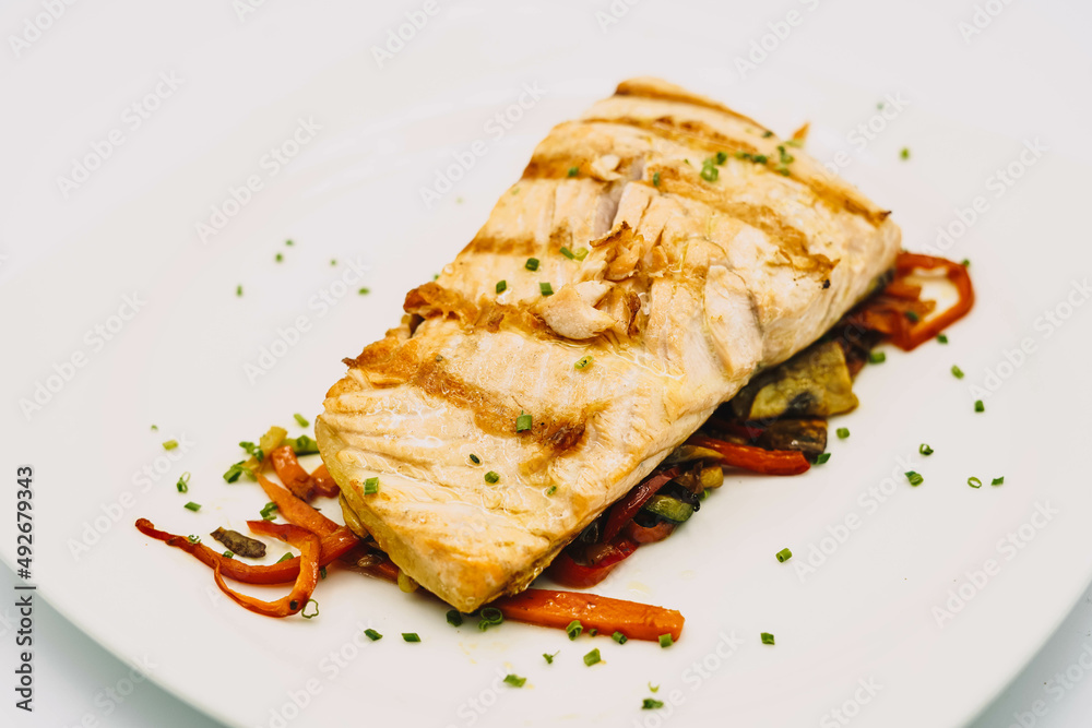 Salmon sobre verduras con salsa teriyaki Salmon sobre verduras con salsa teriyaki