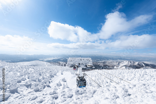 日本 山形蔵王白銀世界樹氷原とロープウェイ地蔵山頂駅