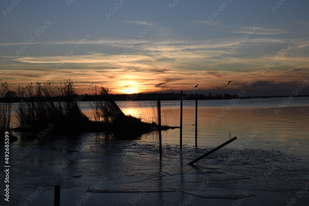 Obraz premium sunset on the lake