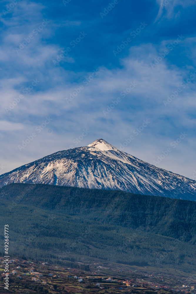 Paisaje con el volcán del Teide y nubes de fondo en la isla de Tenerife