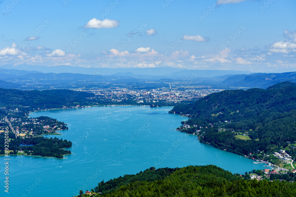 Blick auf den Wörthersee und Klagenfurt in Kärnten, Österreich