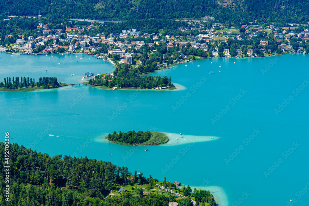 Naklejka premium Blick auf die Kapuzinerinsel, die Pörtschacher Halbinsel und die Blumeninsel im Wörthersee in Kärnten, Österreich