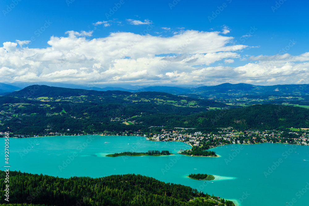 Blick auf die Kapuzinerinsel, die Pörtschacher Halbinsel und die Blumeninsel im Wörthersee in Kärnten, Österreich Blick auf die Kapuzinerinsel, die Pörtschacher Halbinsel und die Blumeninsel im Wörthersee in Kärnten, Österreich