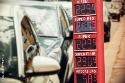 Autos, Tankstelle und hohe Preise für den Kraftstoff in Deutschland