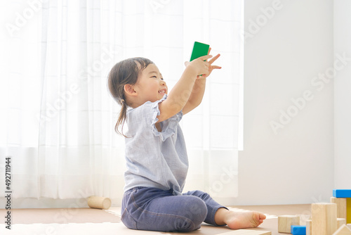 Obraz na płótnie 幼児　女の子　積み木で遊ぶ