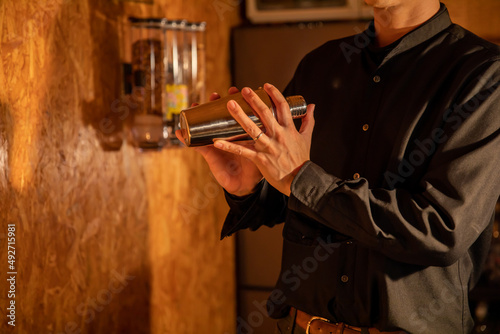 Canvastavla シェイカーをふるバーテンダー　bartender
