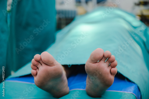 фотографія corpse foot on hospital table, health care medicine concept and life death insur