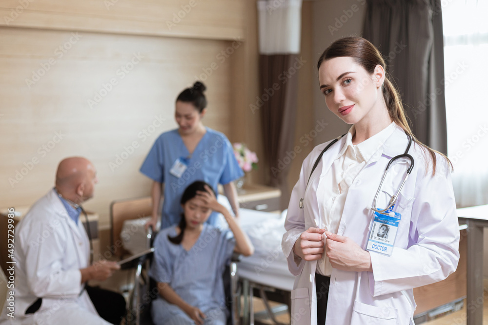 Obraz premium beautiful female doctor standing for portrait Doctor's background with patients and medical students