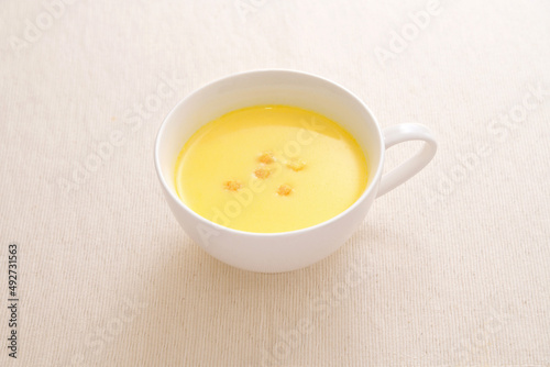 温かいマグカップに入ったコーンスープ