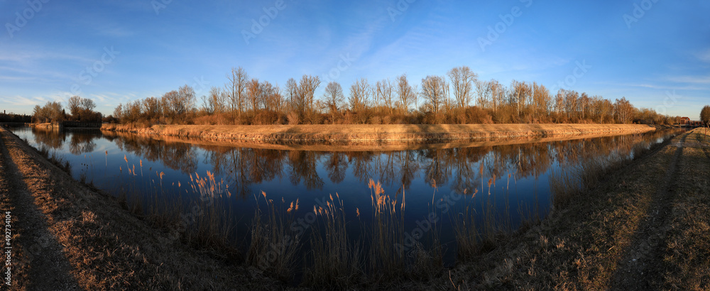 Fototapeta premium 180 Grad Panorama Blick auf das Laufwasser Wasserkraftwerk in Langweid , am Lech, Wassererbe Augsburg, in der wunderschönen weichen Abendsonne im Landkreis Augsburg, Schwaben, Bayern, Deutschland.