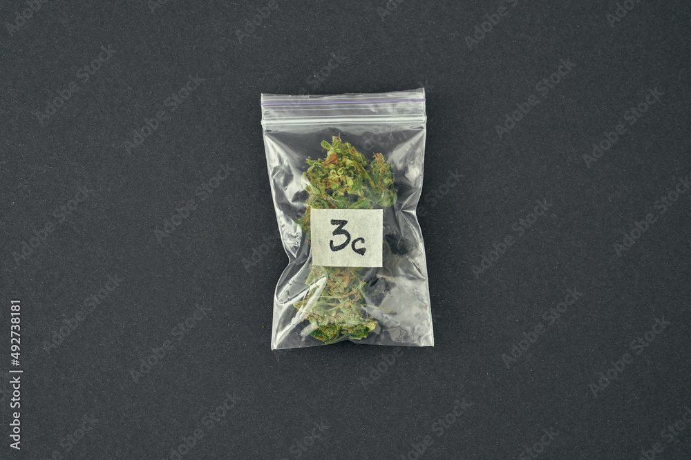 Obraz premium 3 gramm marijuana package on black background