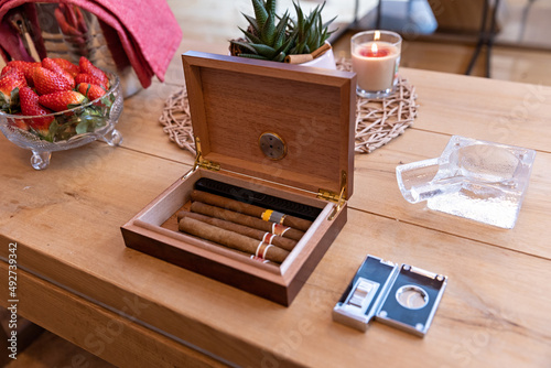 Canvas Print Humidified cigar box with accessories