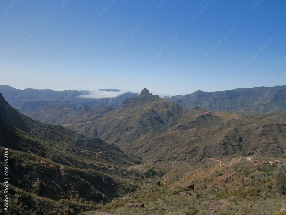 Roque (roca) Bentayga y Barranco del Chorrillo de la carretera GC-60 en Tejeda, Gran Canaria, España (26 04 2018). Típico paisaje agreste.