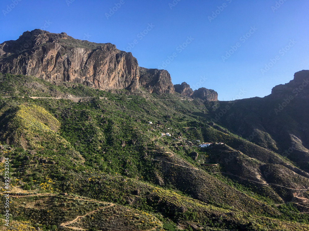Barranco del Chorrillo y carretera GC-60 en Tejeda, Gran Canaria, España (26 04 2018). Típico paisaje agreste con profundos barrancos en los pueblos de la isla.