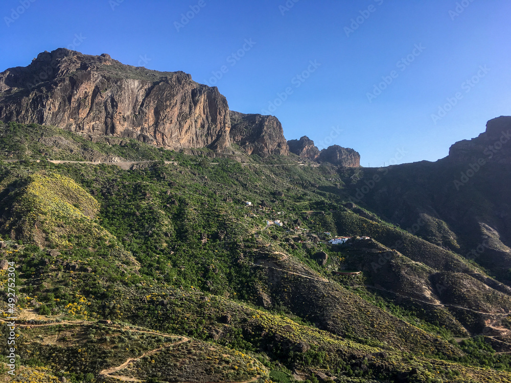Barranco del Chorrillo y carretera GC-60 en Tejeda, Gran Canaria, España (26 04 2018). Típico paisaje agreste con profundos barrancos en los pueblos de la isla. Barranco del Chorrillo y carretera GC-60 en Tejeda, Gran Canaria, España (26 04 2018). Típico paisaje agreste con profundos barrancos en los pueblos de la isla.