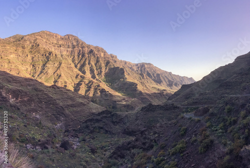 Cresta de la montaña en el barranco de Mogán, isla de Gran Canaria en España. Típico paisaje agreste con profundos barrancos en la isla.