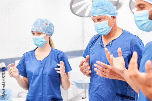 Ärzte Team in der Chirurgie mit sterilen Händen photo
