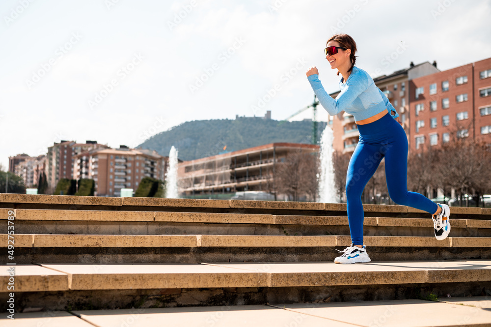 Una guapa mujer caucásica haciendo deporte en un entorno urbano