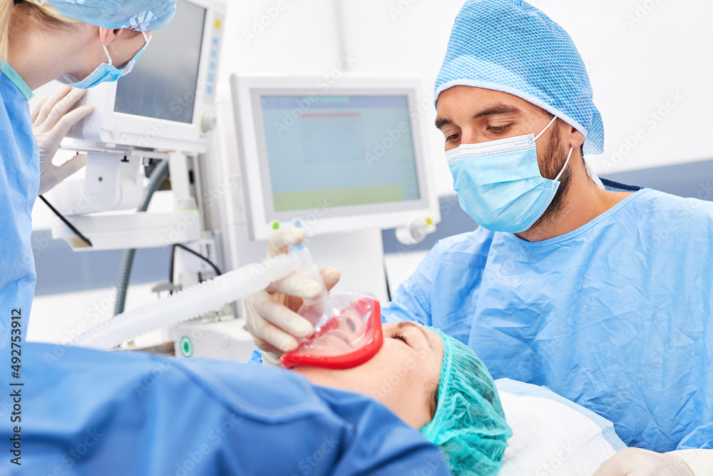 © Robert Kneschke - Anästhesist bei der Betäubung und Beatmung von Patient © Robert Kneschke - Anästhesist bei der Betäubung und Beatmung von Patient