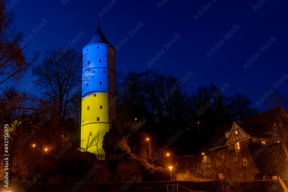 Die Stadt Biberach an der Riß beleuchtet den Weißen Turm zum Zeichen der Solidarität mit der Ukraine in den Nationalfarben der Ukraine
