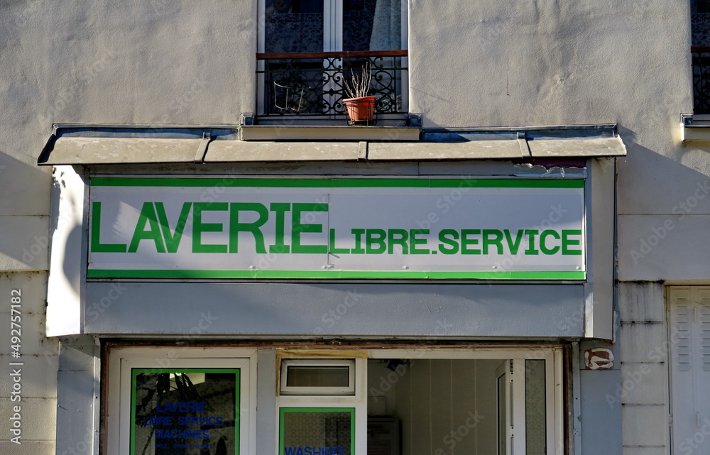 Laverie libre service. Enseigne de vieux magasin.