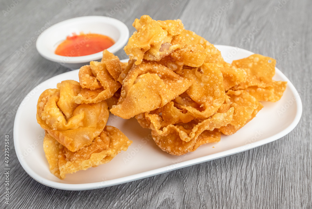 Crispy pork dumplings are a delicious appetizer. Crispy pork dumplings are a delicious appetizer.