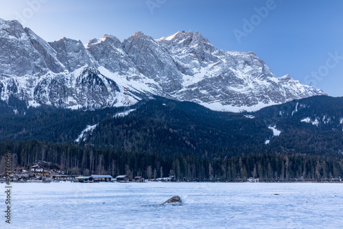 Kalter Morgen am zugefrorenen Eibsee vor der Zugspitze