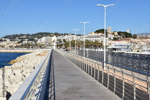 France, côte d'azur, Alpes Maritimes, Cannes, le quartier du Suquet et le boulevard du midi vus de la nouvelle jetée du vieux port. photo