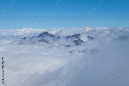 mer de nuages Pyrénées depuis le pic du midi © EXCLUSIF ADOBE STOCK