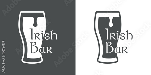 Día de San Patricio. Logotipo con texto Irish Bar en silueta de vaso de cerveza con espuma en espacio negativo en fondo gris y fondo blanco