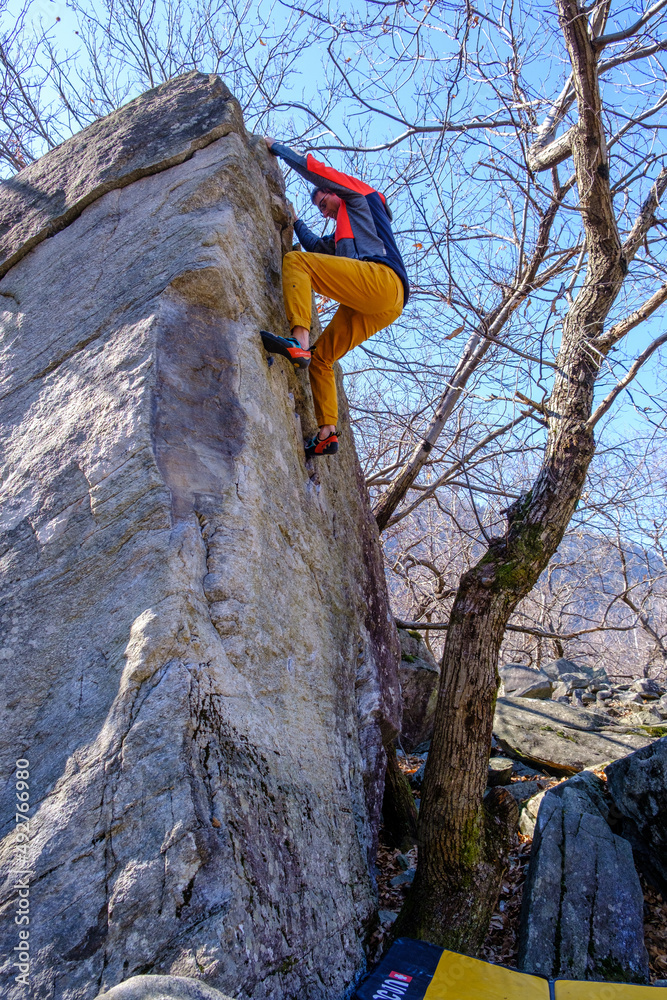 Bouldering. Arrampicata libera sui massi Bouldering. Arrampicata libera sui massi